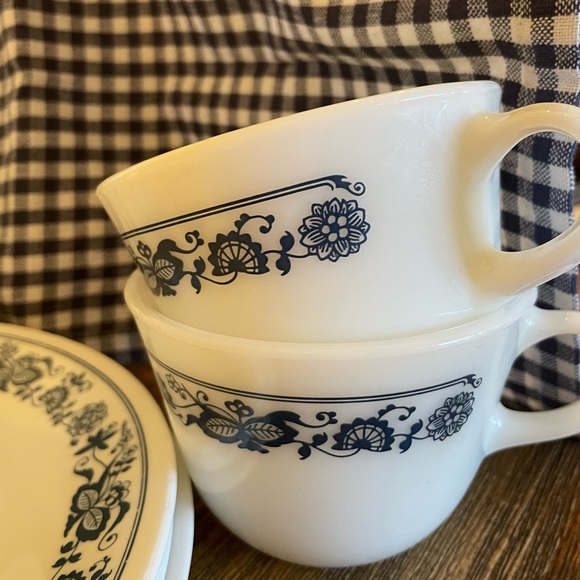 Corning Corelle OLD TOWN BLUE ONION 10 piece set 4 dinner plates,4 mugs,saucer, - Picture 6 of 7